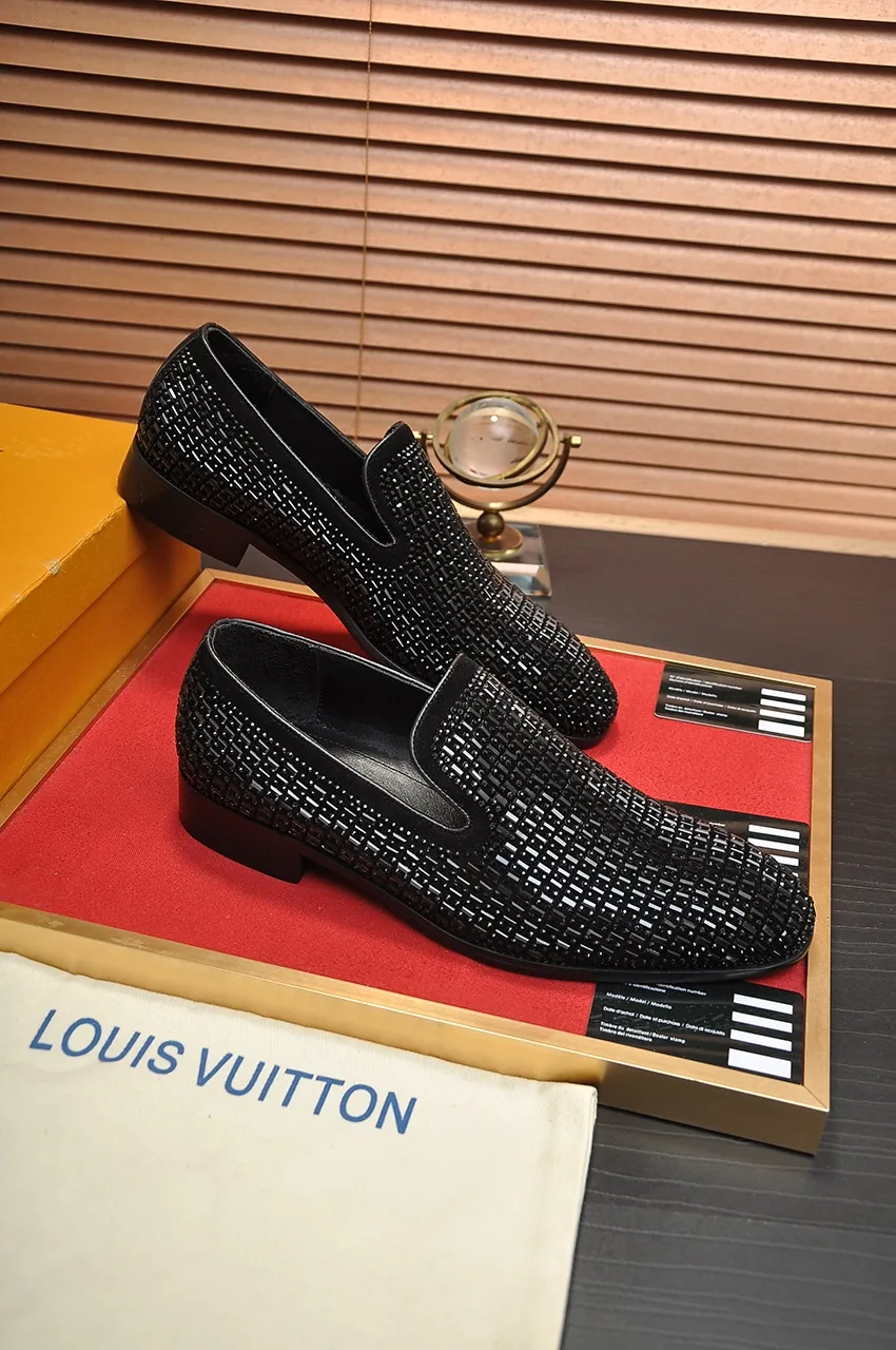 Men's men's shoes 💰560💶 [LV] (original single cowhide lining) 🍀LV's latest genuine leather business suit shoes are launched simultaneously on the official website. The first-layer cowhide imported from Italy is made of heavy gold, 💥1:1 rubber outsole from the official website. Versatile to wear, high-end without losing class, and the color combination is extraordinary. This four-season style is alluring when worn on your feet, showing off your big-name flair. Standard code 38-45 (45 customized)